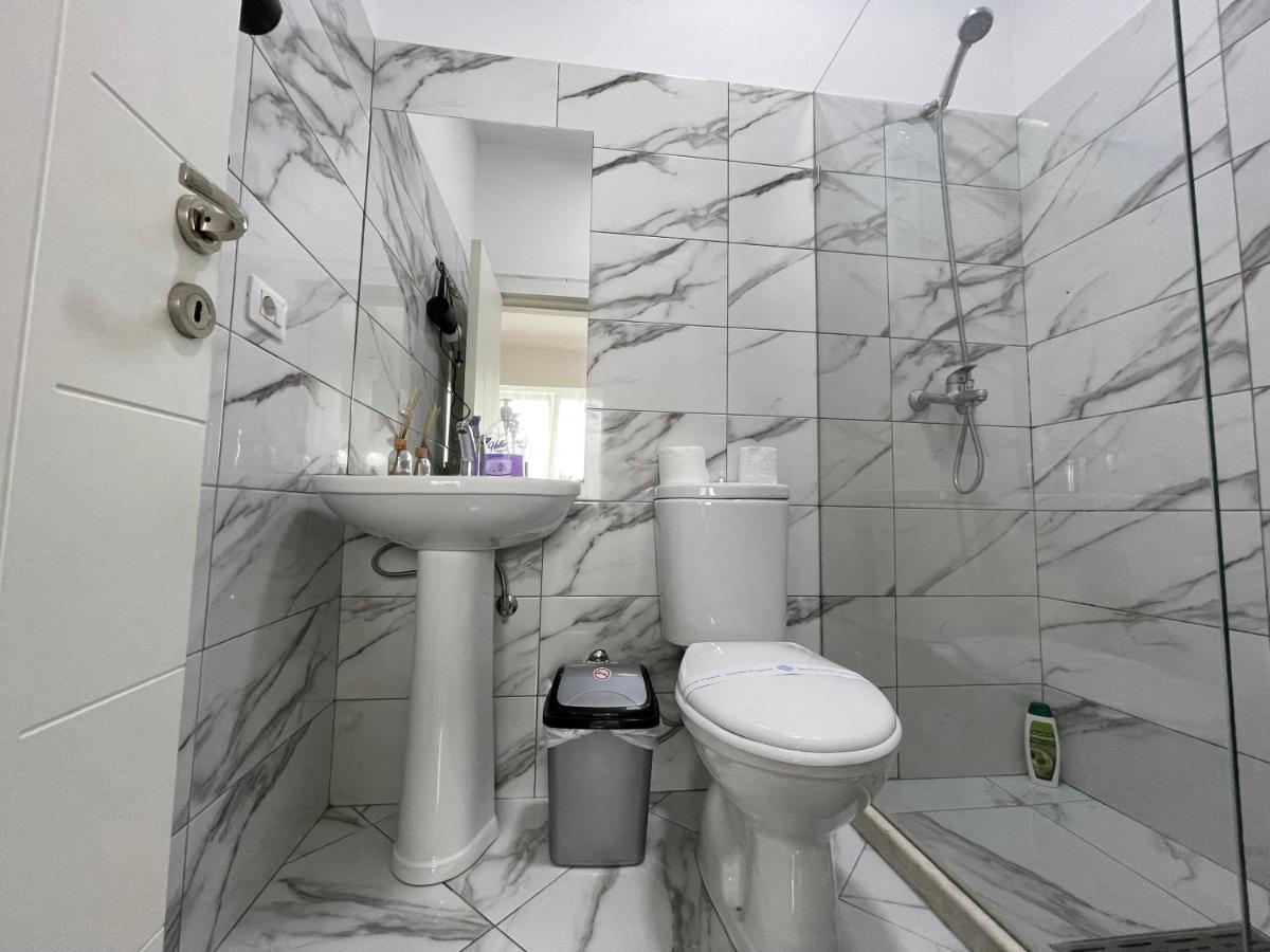 Bricks Studio Apartments Tirana Buitenkant foto