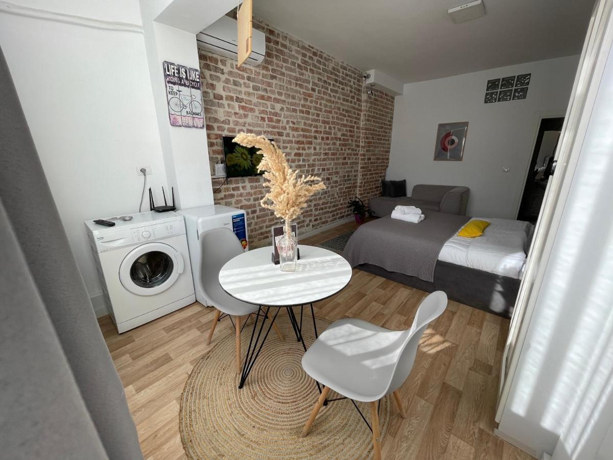 Bricks Studio Apartments Tirana Buitenkant foto