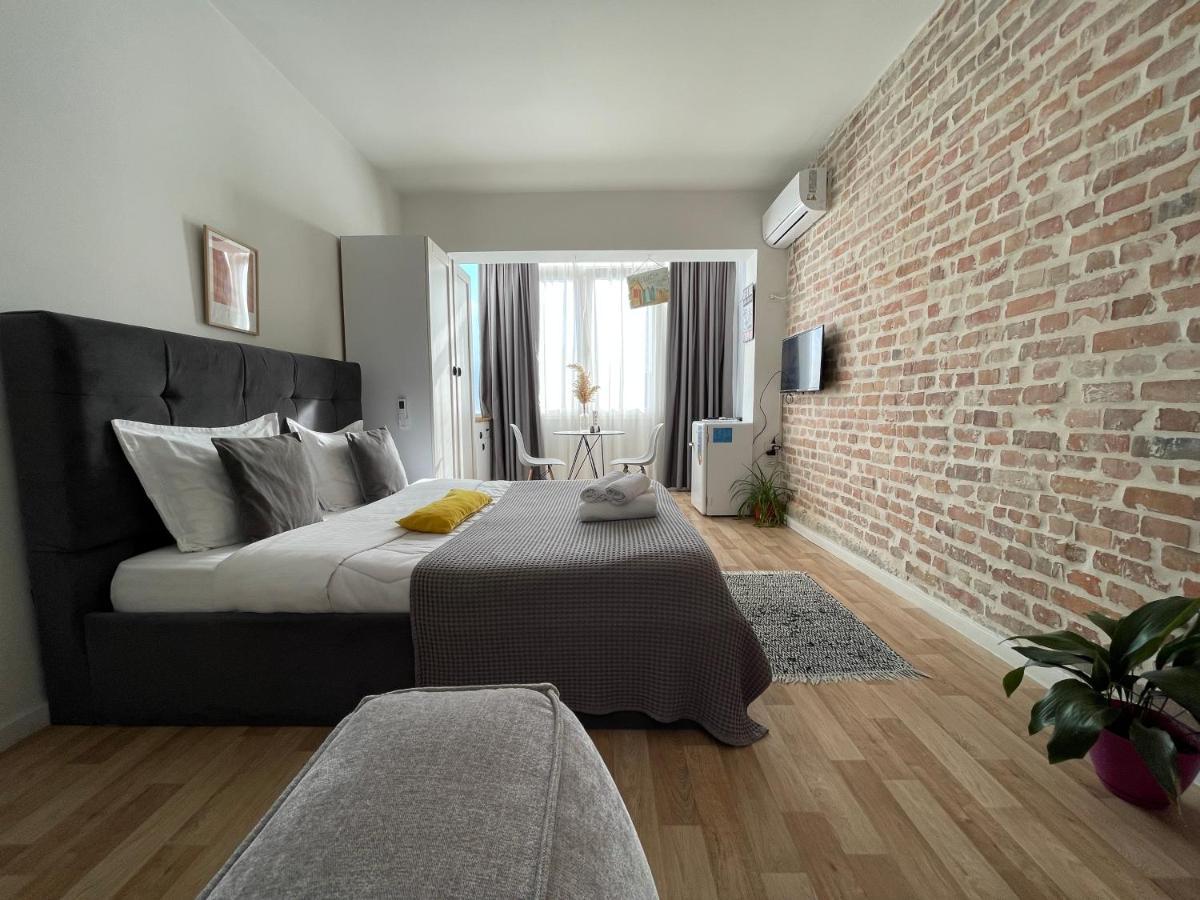 Bricks Studio Apartments Tirana Buitenkant foto