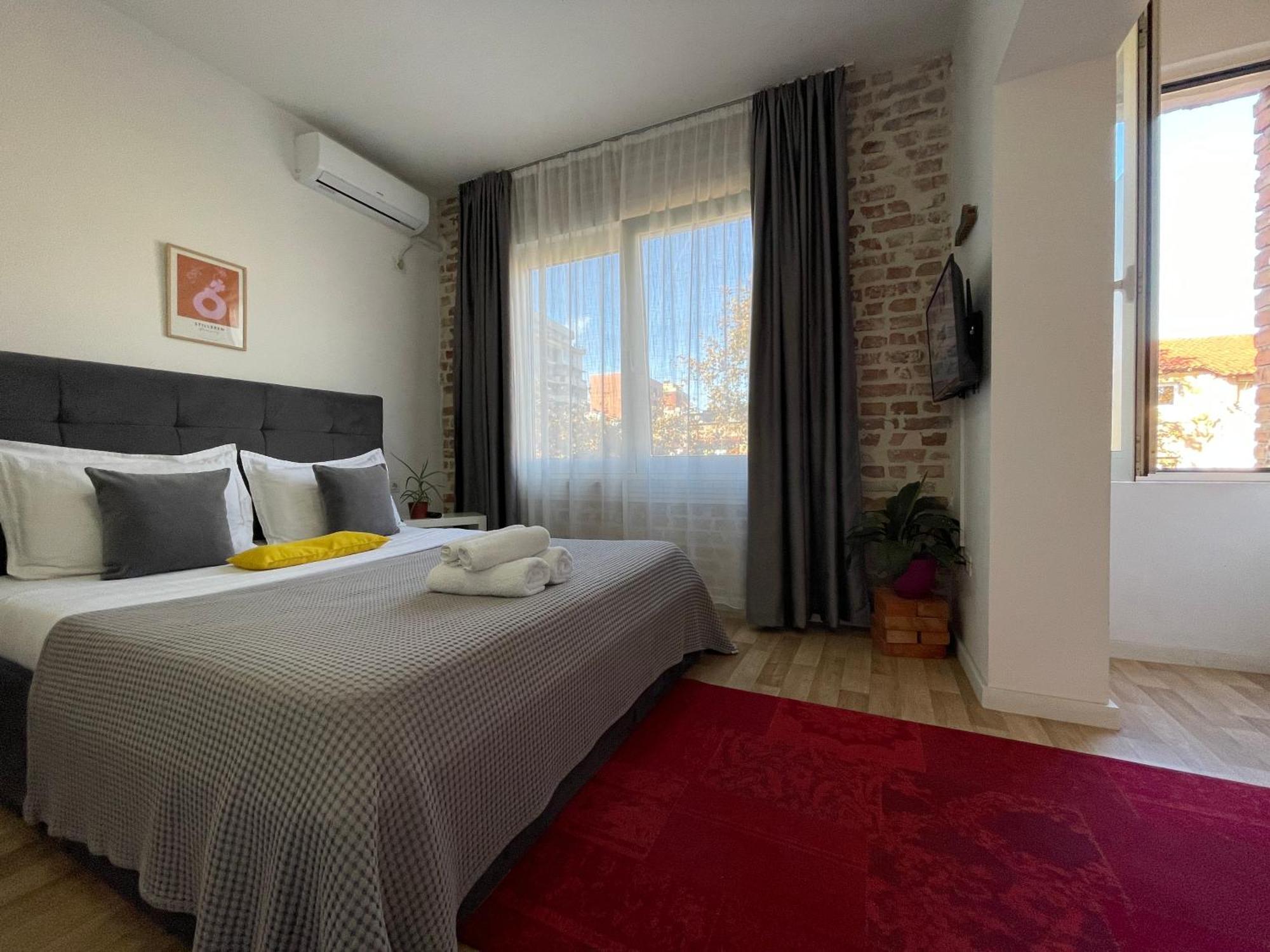 Bricks Studio Apartments Tirana Buitenkant foto