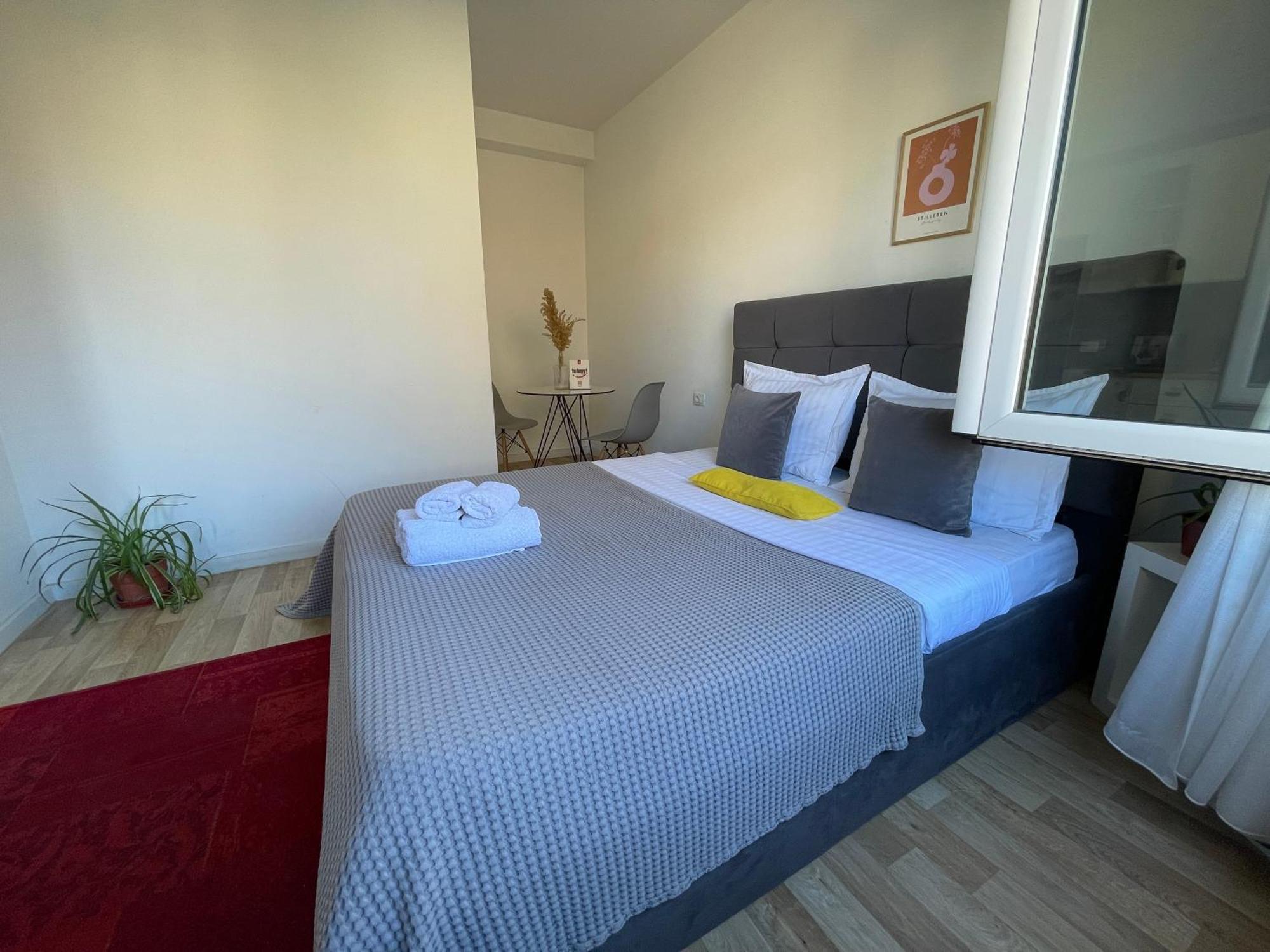 Bricks Studio Apartments Tirana Buitenkant foto