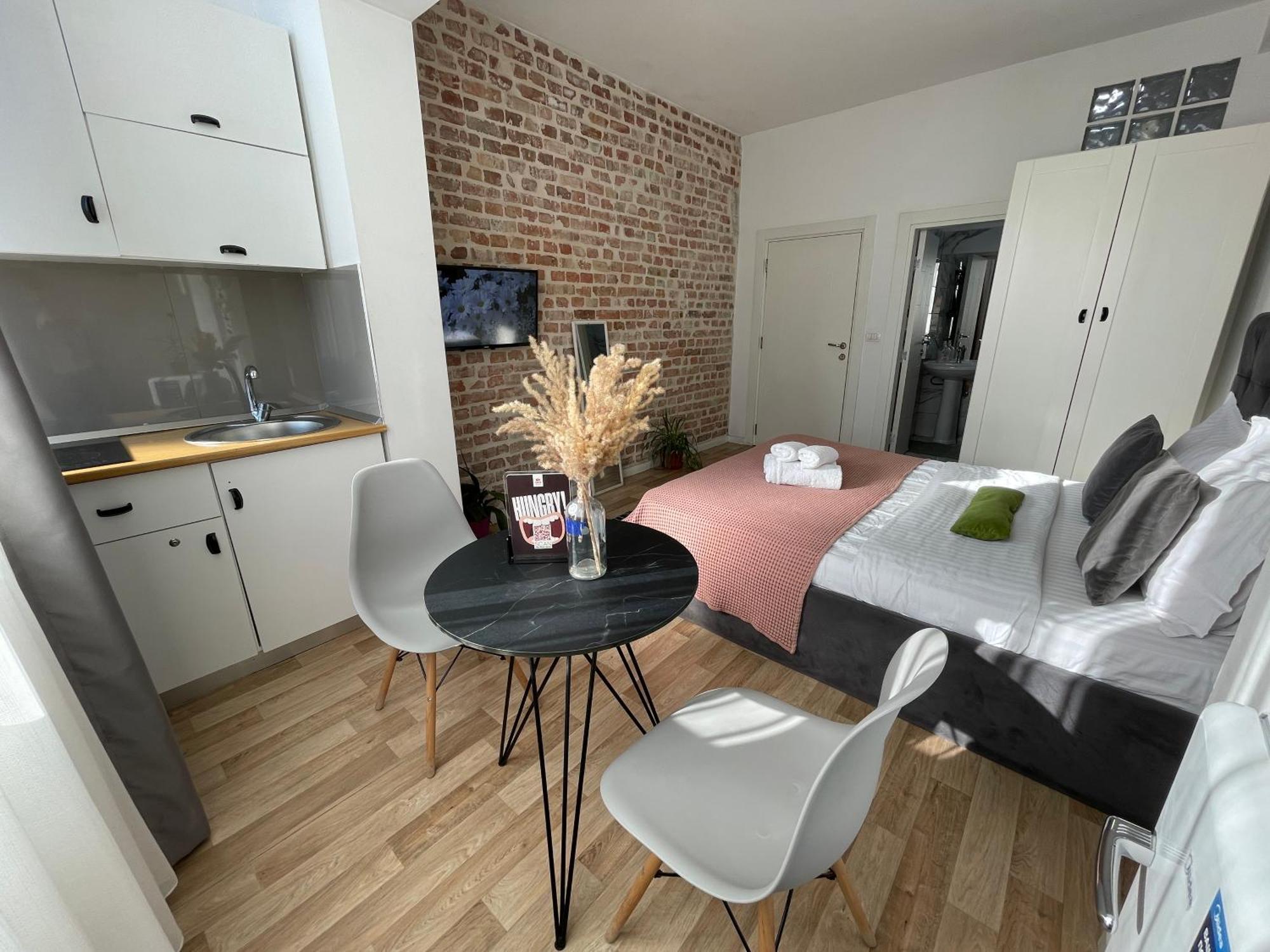 Bricks Studio Apartments Tirana Buitenkant foto