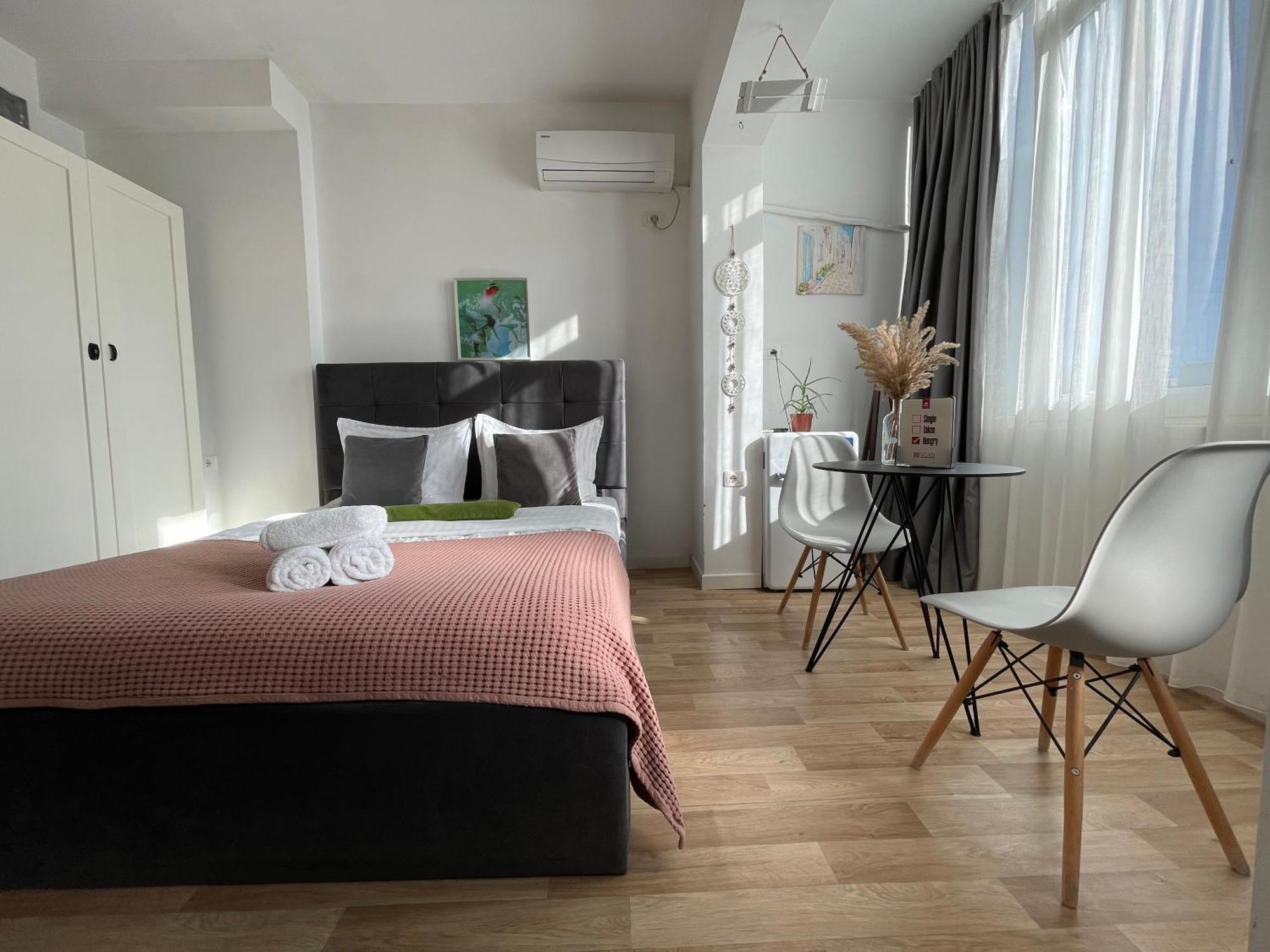 Bricks Studio Apartments Tirana Buitenkant foto