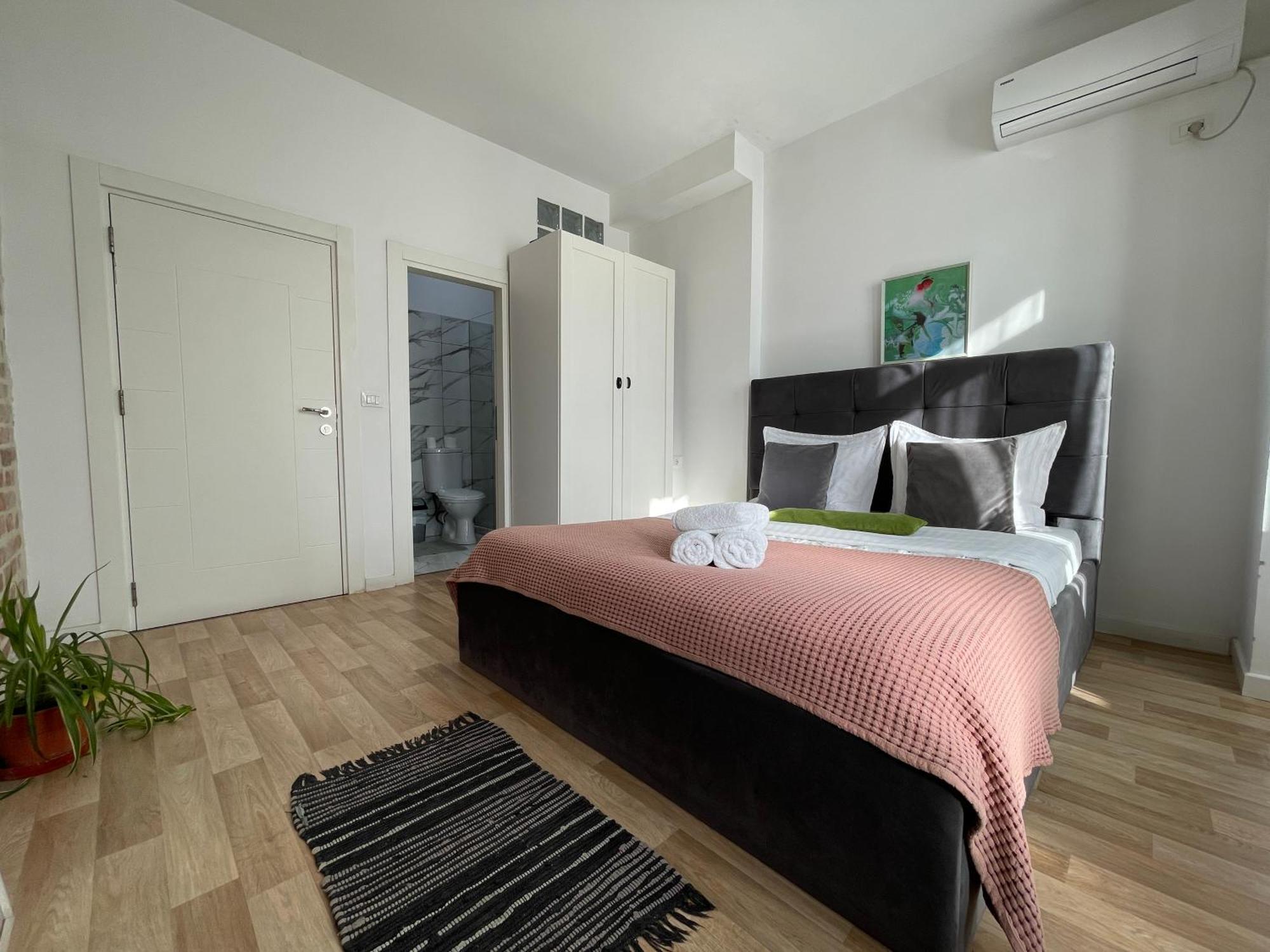 Bricks Studio Apartments Tirana Buitenkant foto