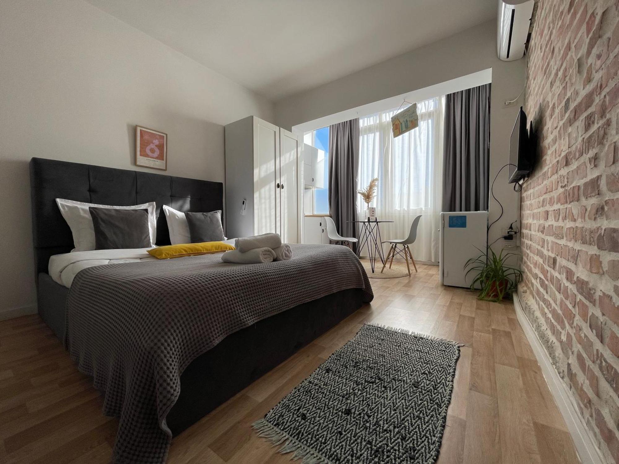 Bricks Studio Apartments Tirana Buitenkant foto